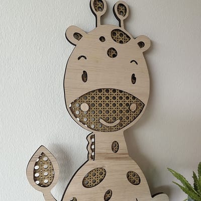 Wanddecoratie dier - Houten dierenkop - Baby giraffe wandbord - Decoratie - Kinderkamer decoratie - Aankleding kinderkamer - Rotan - Wandbord dieren - dieren - Houten hoofd dier - Houten dier - kraamcadeau - cadeau - baby