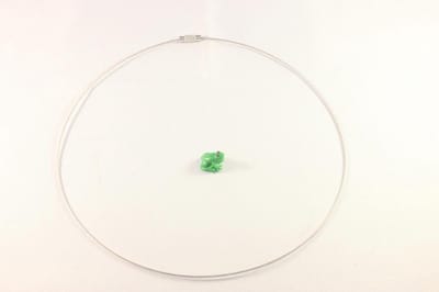 Choker van een zeer fijne staalkabel met een schroefsluiting.