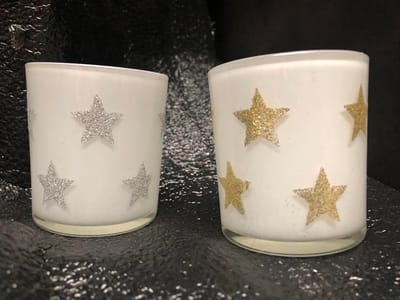 2st waxinelichthouders in wit glas met zilveren en gouden sterren