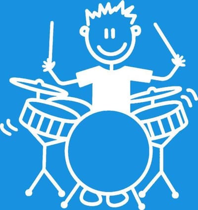Jongen met drum - autosticker - wit - 8,6 cm