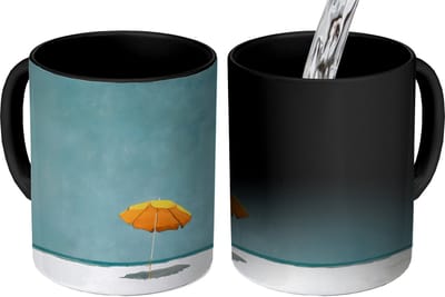 Magische Mok - Foto op Warmte Mokken - Koffiemok - Parasol - Geel - Strand - Zee - Magic Mok - Beker - 350 ML - Theemok