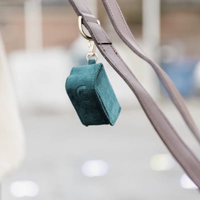 Kentucky Dogwear Velvet Square Poepzakhouder - Microvezelfluweel - Emerald - Afmetingen: 4 x 8 x 4 cm - Incl. rolletje kleine poepzakjes