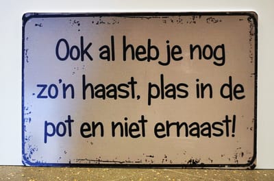 Metalen wandbord- Plas in de pot - tekstbord - Mancave - Wand Decoratie - Metal sign - Mancave decoratie - Decoratie - Metalen borden - Tekst borden - Metalen bord