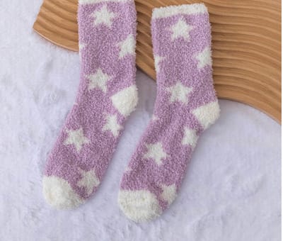 Fluffy dames sokken - huissokken - warme sokken - paars - leuke print ster - sterren - maat 36 - 40 - cadeau - voor haar - kerstcadeau - verjaardagscadeau - zacht