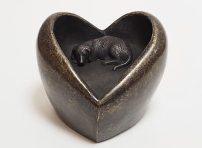Urne hond in hart 11 cm hoog - 0,5 liter - MASSIEF BRONS - herinneringsmoment overleden hond - voor as na crematie - voor binnen en buiten - bronzen beeld - tuinbeeld - hoogkwalitatief brons - decoratiefiguur