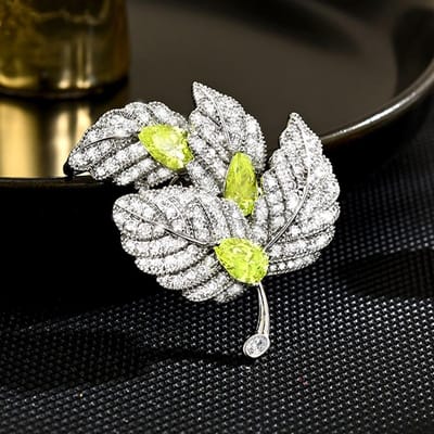 Dames Licht Luxe Design Elegante Ingezette Zirkoon Eenvoudige Esdoornblad Broche Veelzijdige En Niche Design Sense Broche white
