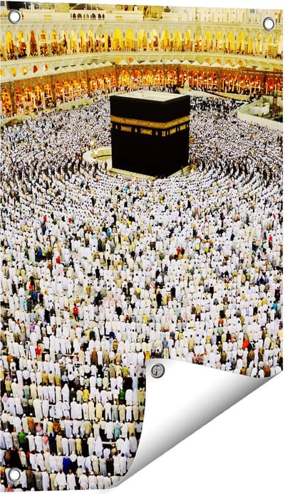 Gards Tuinposter Zwarte Steen in Mekka met Biddende Moslims - 40x60 cm - Tuindoek - Tuindecoratie - Wanddecoratie buiten - Tuinschilderij
