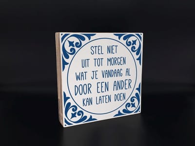 Woodart Houten Tekstbord “Stel Niet Uit Tot Morgen” – Wanddecoratie Quote Bord 18x18 cm – Motivatie Spreuk – Woondecoratie Hout