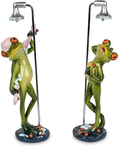 beeldje douchende kikker (1 Willekeurige) 23 cm hoog - polyresin