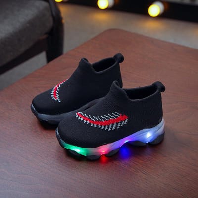 LED Licht Sokken Schoenen Jongens en Meisjes Licht Schoenen Herfst en Zomer Nieuwe Ademende Fly Knitting Sportschoenen Veer Lichtgevende Schoenen 25 zwart