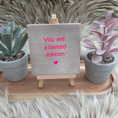Robuust Wenstegeltje – You Are a Limited Edition – Speels – Hip trendy tegeltje – 10x10 cm – Uniek Cadeau voor Vriendin, Juf, Tante, Zus of Collega – Stijlvolle Woondecoratie met Boodschap – Trendy nu – Decoratief Tegeltje met Standaard – Cadeau Idee