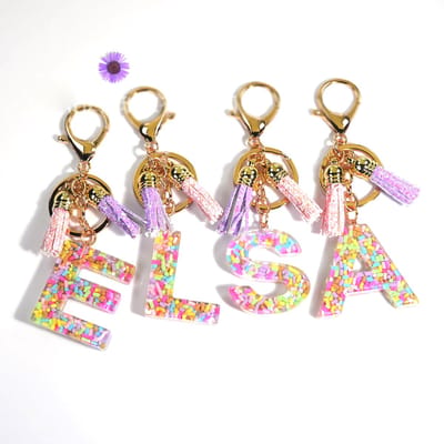 Sleutelhangers of voor je tas van A tot Z - met een pompon of kwastje - met letter - mooi design - handgemaakt - sleutelhangers - design - mode - goud - zwart - blauw - roze- rood
