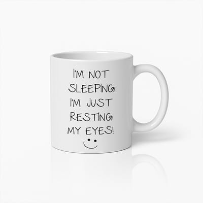 Grappige 330ml Koffiemok – "Ik Slaap Niet, Ik Rust Alleen Mijn Ogen" – Humoristische Cadeaubeker voor Kantoor, Vrienden & Lui Dagen