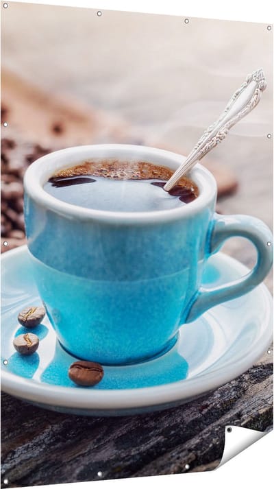 Gards Tuinposter Blauw Kopje Koffie met Koffiebonen - 120x180 cm - Tuindoek - Tuindecoratie - Wanddecoratie buiten - Tuinschilderij