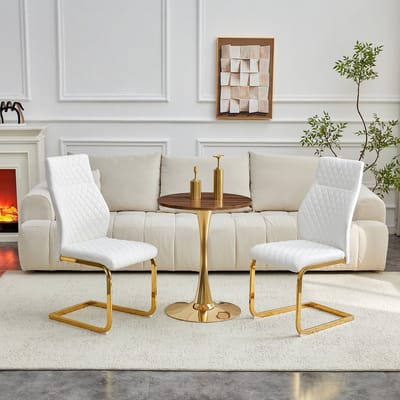 Tafel- en stoelenset. Ronde tafel van 60 cm, gemaakt van MDF met een walnoothouten look en goudkleurige poten, gecombineerd met 2 witte eetkamerstoelen met een ruitpatroon en een goudkleurig metalen frame.