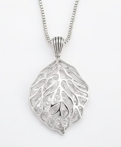 Zilverkleurige ketting met opengewerkte bladvormige hanger – ketting voor dames – natuurmotief – ketting met hanger