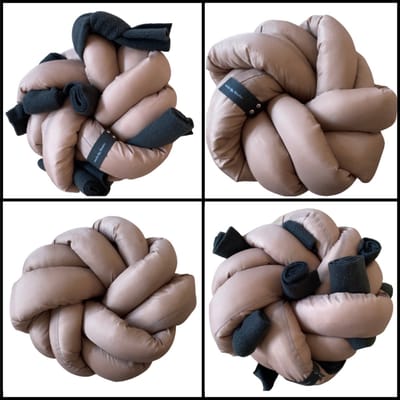 Snuffelkussen voor honden in de kleuren taupe en antraciet. Maat 1. Hersenwerk voor honden. MadeByShuko. Knoopkussen - speelkussen - snuffelmat - brainwork - voerpuzzel - hondenpuzzel - slowfeeder - fun toy for dogs - honden intelligentie speelgoed