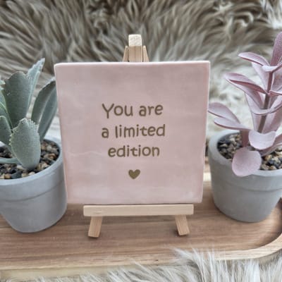 Robuust Wenstegeltje – You Are a Limited Edition – Hip trendy tegeltje – Uniek Cadeau voor Vriendin, Juf, Tante, Zus of Collega – Stijlvolle Woondecoratie met Boodschap – Trendy nu – Decoratief Tegeltje met Standaard – Cadeau Idee