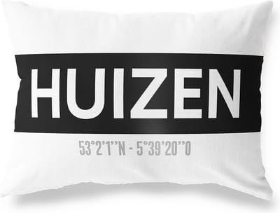 Tuinkussen HUIZEN - NOORD-HOLLAND met coördinaten - Buitenkussen - Bootkussen - Weerbestendig - Jouw Plaats - Studio216 - Modern - Zwart-Wit - 50x30cm