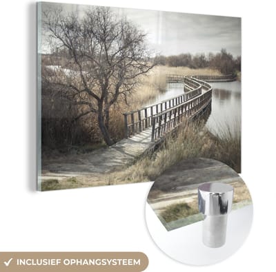 ® Glasschilderij 180x120 cm - Schilderij acrylglas - Brug over het grauwe landschap van het Nationaal park Tablas de Daimiel - Foto op glas - Muurdecoratie woonkamer - Wanddecoratie slaapkamer - Schilderijen