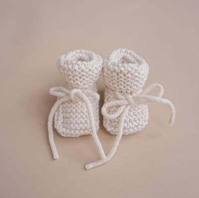 Babyslofjes | Gebreide Babyslofjes | Babysokjes | Babyslofjes wol | Babyslofjes newborn | Kraamcadeau | Ecru | Ivy and Soof