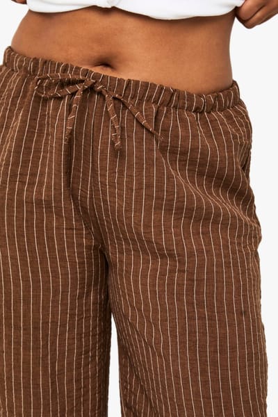 boohoo Dames Plus geweven gestreepte wijde pijpenbroek | Bruin | Maat: 50