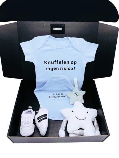 Kraamcadeau jongen met blauwe romper, babysneakers en muziekmobiel - cadeau geboorte jongen, kan ook rechtstreeks als cadeau worden verstuurd