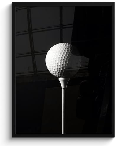 Poster in lijst - Fotolijst 50x70 cm - Posters - Golfbal - Minimalistisch - Wit - Posterlijst zwart - Decoratie - Wanddecoratie woonkamer - Muurdecoratie slaapkamer