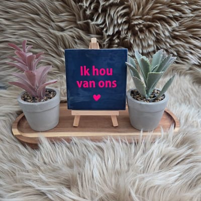 Robuust wenstegeltje – Ik Hou van Ons – Hip trendy tegeltje – Cadeau voor Partner, Valentijn of Jubileum – Stijlvol en Persoonlijk Woonaccessoire - Zomaar - Voor jezelf - Deco – Trendy nu – Decoratief Tegeltje met Standaard – Cadeau Idee