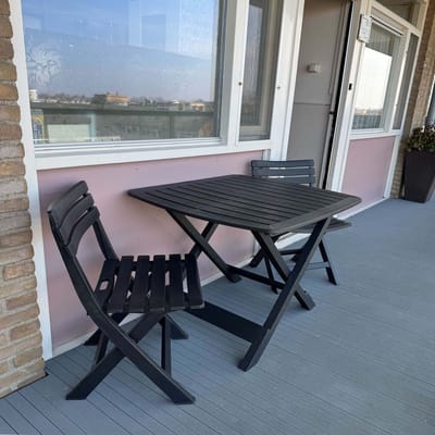HEM Balkonset - Tuinmeubelset - 3-delig - Weerbestendig & Inklapbaar - Kunststof Bistroset - Tafel & 2 Stoelen - Compact, Stevig & Onderhoudsvrij - Antraciet - Makkelijk verplaatsbaar en mee te nemen!