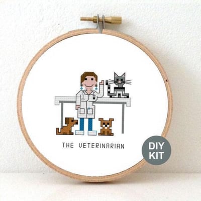 Borduurpakket vrouwlijke Dierenarts met puppy en katjes. Kado voor haar. borduren volwassenen inclusief borduurring, DMC borduurgaren, Aida borduurstof en borduurnaald