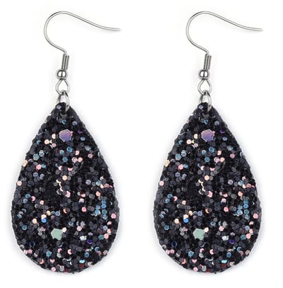 Zwarte stalen oorhangers met druppelvormige kunststof hanger met holografische glitters lichtgewicht lengte 4 cm