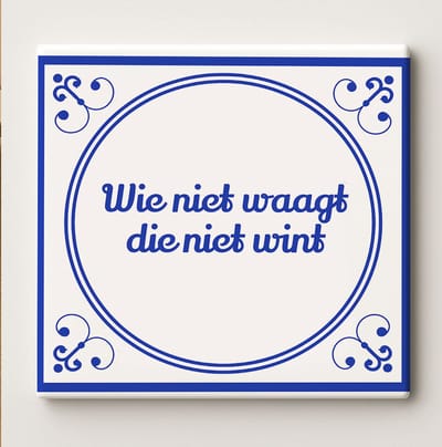 Nederlandse Spreuk Tegel “Wie Niet Waagt, Die Niet Wint” 15x15 cm – Klassieke Blauwe Delfts-Stijl Keramische Wanddecoratie met Inspirerende Spreuk