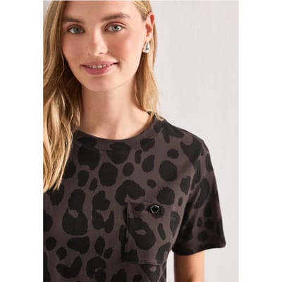 Shirt met ronde hals en borstzak in leo look