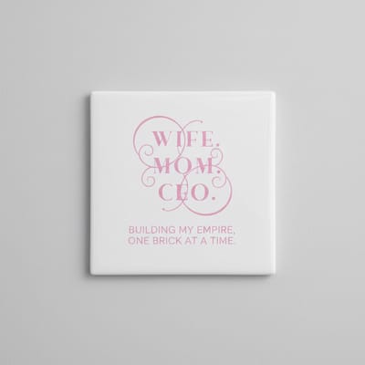 Inspirerende Mama Tekst Keramische Tegel – “Wife. Mom. CEO.” – Krachtige Decoratieve Wandtegel 15×15 cm