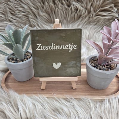 Robuust wenstegeltje – Zusdinnetje – Lief Cadeau voor Zus of Beste Vriendin – Stijlvolle Wanddecoratie met Betekenis – Trendy nu – Decoratief Tegeltje met Standaard – Cadeau Idee