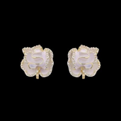 Victoria Valenza Goudkleurige Camellia Clip Oorbellen met Witte Emaille en Zirkonia Stenen - Clip oorbellen - Goudkleurig - Bloem oorbellen - Zirkonia