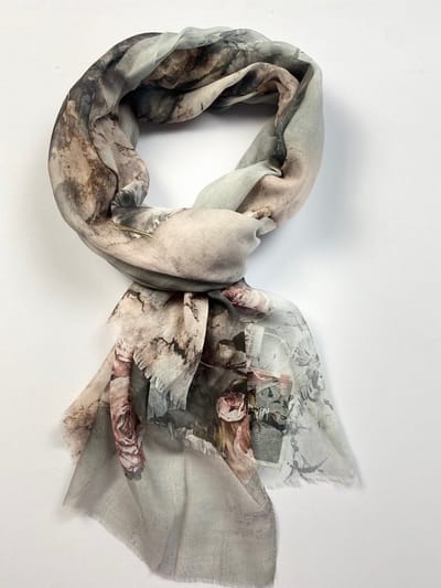 Sjaal met een mix van pioenrozen 30% zijde met 70 % viscose van dun materiaal