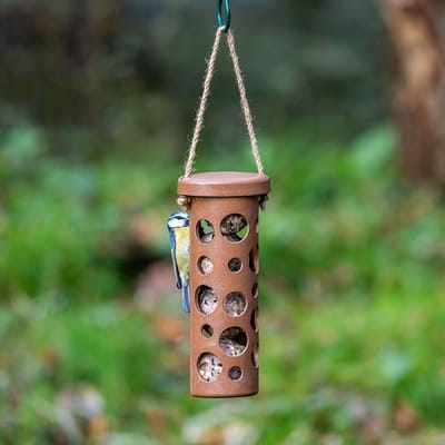 CJ Wildlife Vetbolhouder voor Vogels - Rome - Mezenbolhouder - Veilig eten voor Kleine Tuinvogels - Voor 4 vetbollen - Plantbased - Bruin