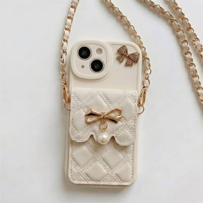 Luxe telefoonhoesje wit met koord geschikt voor iPhone 13 – hoesje crème met goudkleurige strik en pareldetail schouderketting – quilted design – voor vrouwen – met opbergvakje en pasjeshouder