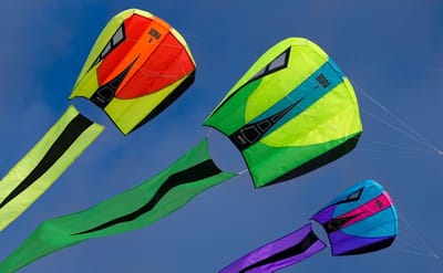Vlieger - Parafoil Vlieger - Buiten Spelen - Makkelijk Op te Laten - 124 x 81 cm - Meerdere Kleuren