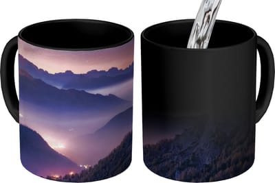 Magische Mok - Foto op Warmte Mokken - Koffiemok - Bergen - Sterrenhemel - Mist - Magic Mok - Beker - 350 ML - Theemok