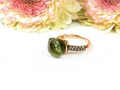 Ring in roos goud gezet met groene kwarts en bruine diamant