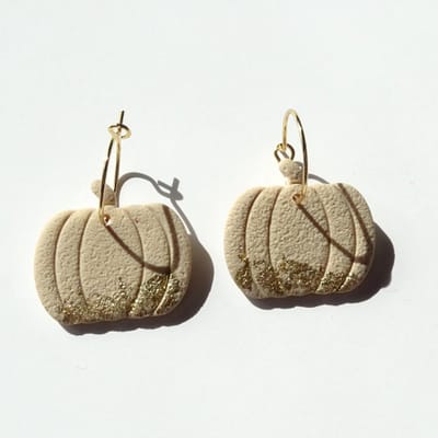 2 Love it Pompoen crème - oorbellen - handgemaakt van polymeerklei - bladgoud - goudkleurige stainless steel hoops