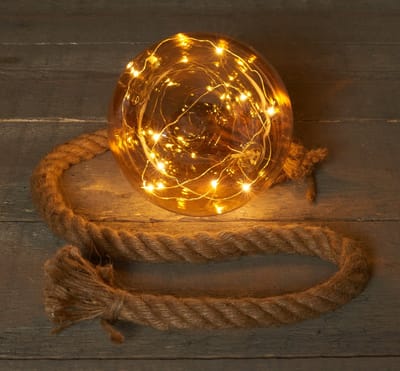 Anna's Collection Kerstbal - verlicht - glas - aan touw - 10 LED - goud - 10 cm
