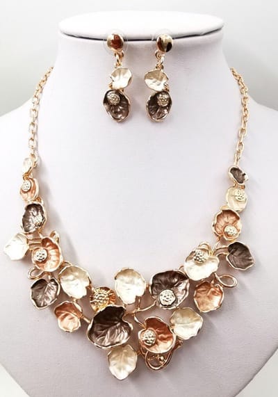 Petra's Sieradenwereld - Ketting goudkleurig metaal fantasie rhodium plating met bijpassende oorbellen (EM9)
