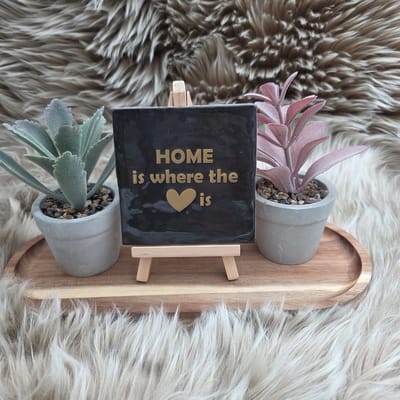 Robuust Wenstegeltje 10x10 cm – “Home is where the is” – Handgemaakt Cadeau voor Thuis – Trendy nu – Cadeau – Housewarming – Decoratief Tegeltje met Standaard – Cadeau Idee