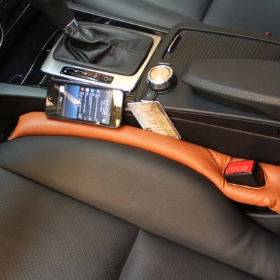 Sara Shop- Zachte pad auto organizer-Top kwaliteit-Antislip pad voor autostoel- auto accessoires decoratie - Middenconsole opvuller- Auto-interieur organisator- auto interieur accessoires-Zwart Spullen vasthouden in auto-Autostoel spleet vuller-Bruin