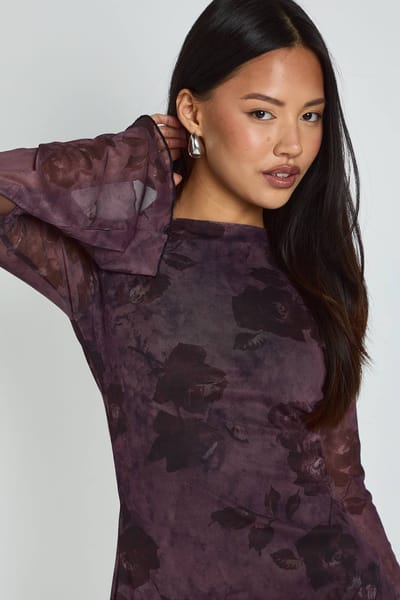 boohoo Dames Petite Bloemige Dierenmix Mesh Jurk met Uitlopende Mouwen | Plum | Maat: 14