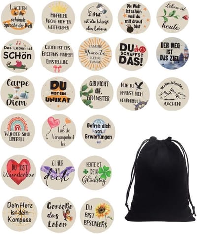 Dailygoods- Geluksbrengers 24 stuks - Houten Geluksbrenger - Ronde Mini-souvenirs - Inspirerende Citaten - Fluwelen Zakje - Tafeldecoratie - Gelukssteen